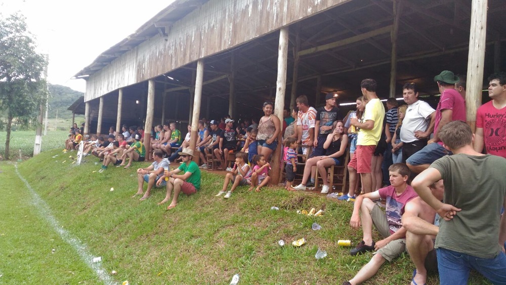Ir para  <p><big>H&aacute; tempos atr&aacute;s, nos finais de semana aconteciam nas comunidades jogos de futebol, que reuniam as pessoas para ali se divertirem praticando o esporte.</big></p>

<p><big>Hoje em...